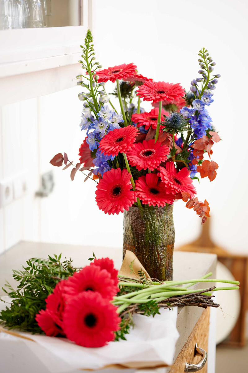 Sfeerfoto van Gerbera Standard Rossano van HilverdaFlorist. Een koraalkleurige Gerbera met een grote bloem.