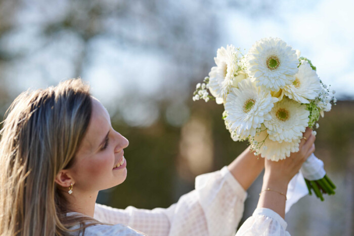 Sfeerfoto van Gerbera Standard Cologne van HilverdaFlorist. Een zuiver witte Gerbera met een frisgroen hart en rijke lagen bloemblaadjes.