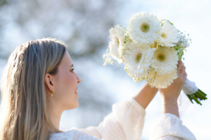 Sfeerfoto van Gerbera Standard Cologne van HilverdaFlorist. Een zuiver witte Gerbera met een frisgroen hart en rijke lagen bloemblaadjes.