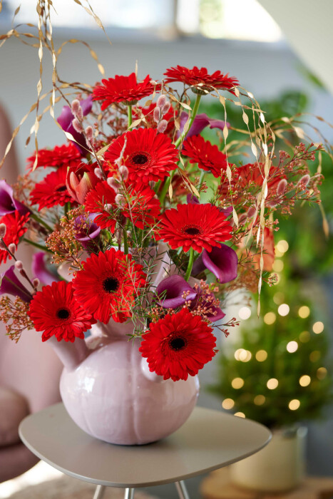 Sfeerfoto van Gerbera Standard Flamboyance van HilverdaFlorist. Een dieprode Gerbera met veel bloemblaadjes en uitstekende kwaliteit.