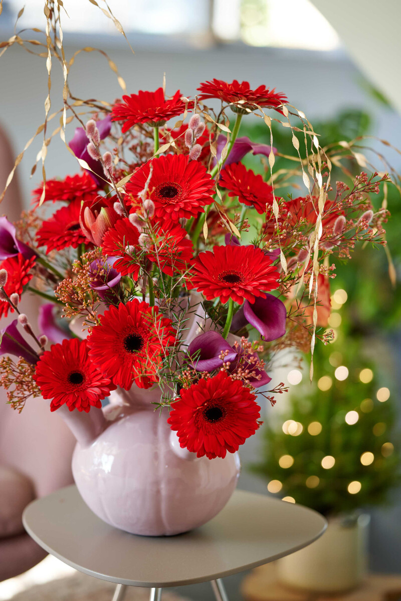 Sfeerfoto van Gerbera Standard Flamboyance van HilverdaFlorist. Een dieprode Gerbera met veel bloemblaadjes en uitstekende kwaliteit.