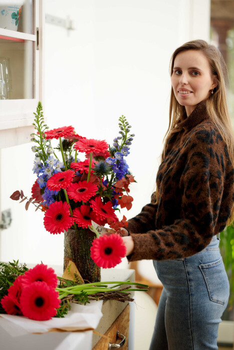 Sfeerfoto van Gerbera Standard Rossano van HilverdaFlorist. Een koraalkleurige Gerbera met een grote bloem.