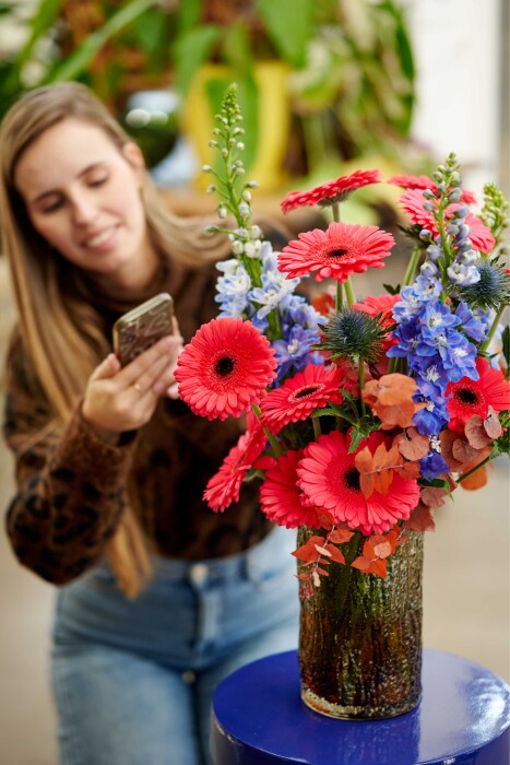 Sfeerfoto van Gerbera Standard Rossano van HilverdaFlorist. Een koraalkleurige Gerbera met een grote bloem.