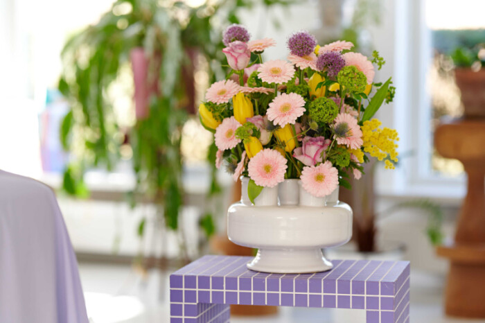 Sfeerfoto van Gerbera Mini Lola Lilly in een kleurrijk bloemarrangement