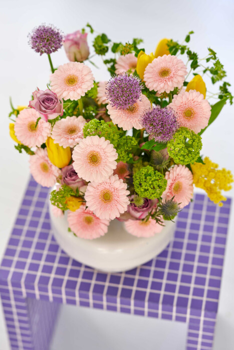Sfeerfoto van Gerbera Mini Lola Lilly in een kleurrijk bloemarrangement