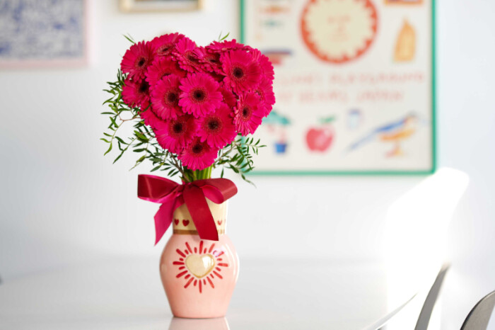  Sfeerfoto van Gerbera Mini Legend met opvallende bloemen in boeket