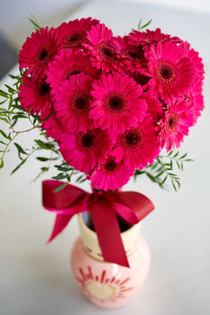 Imagen de ambiente de Gerbera Mini Legend en un colorido ramo