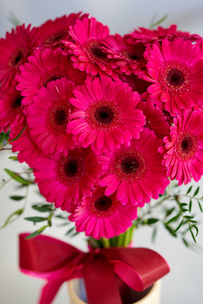 Sfeerfoto van Gerbera Mini Legend in een opvallend bloemarrangement