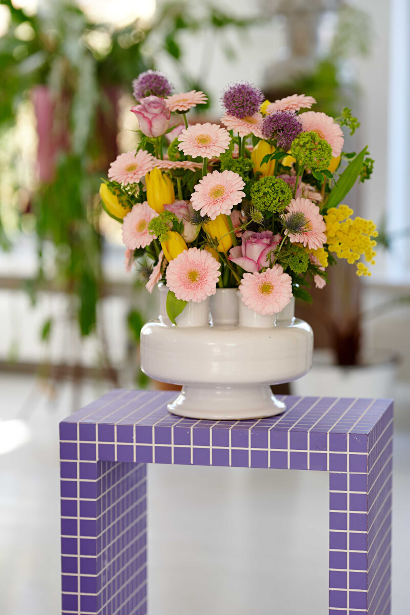 Sfeerfoto van Gerbera Mini Lola Lilly in een kleurrijk bloemarrangement