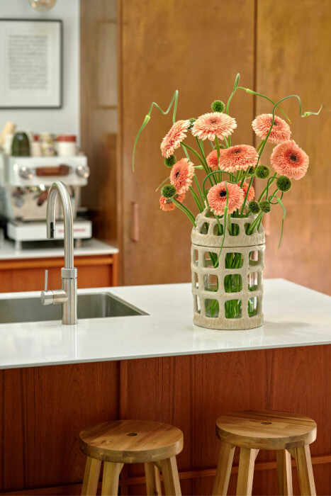 Sfeerfoto van Gerbera Pomponi® Peach Ball in een vaas in een moderne keuken