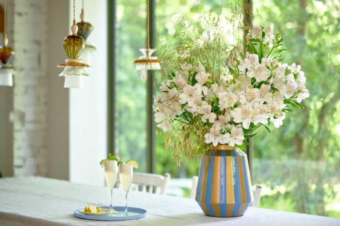 Witte Alstroemeria Scroppino in een vaas in een lichte woonomgeving