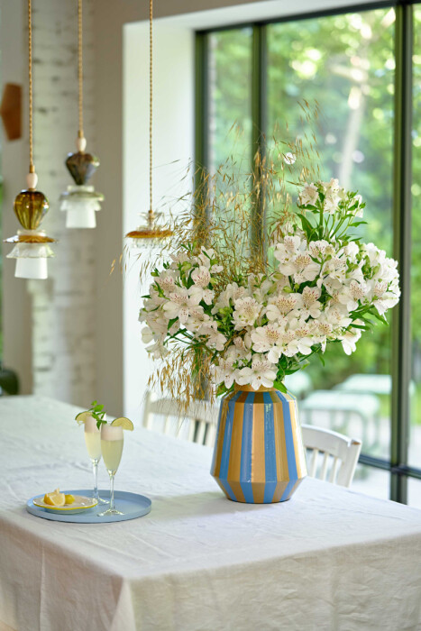 Alstroemeria Scroppino in een vaas op tafel als stijlvolle bloemdecoratie in huis