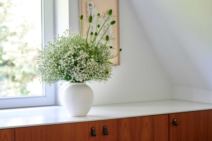 Sfeerfoto van Limonium Diamond™ Zenith Diamond van HilverdaFlorist. Een witte Limonium met gele accenten en lange stelen.