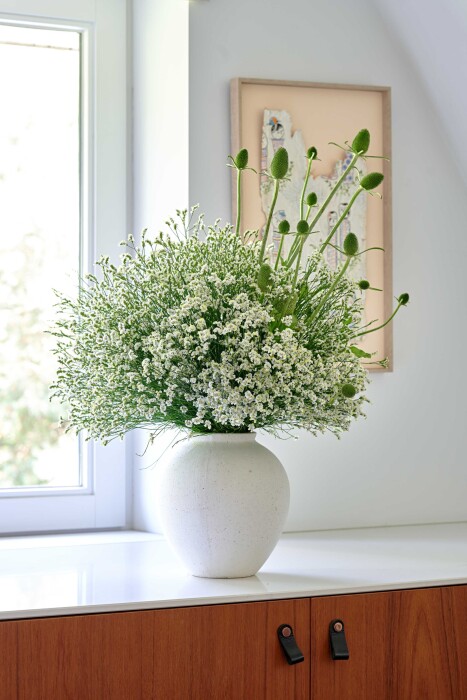 Sfeerfoto van Limonium Diamond™ Zenith Diamond van HilverdaFlorist. Een witte Limonium met gele accenten en lange stelen.